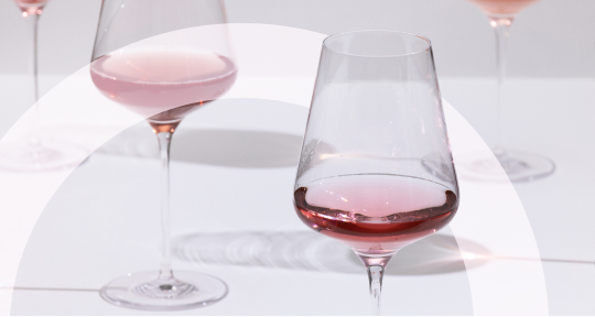 Не ставьте пустой бокал вина на поднос с полными