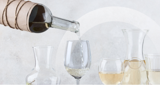 Как правильно разлить вино по бокалам? 